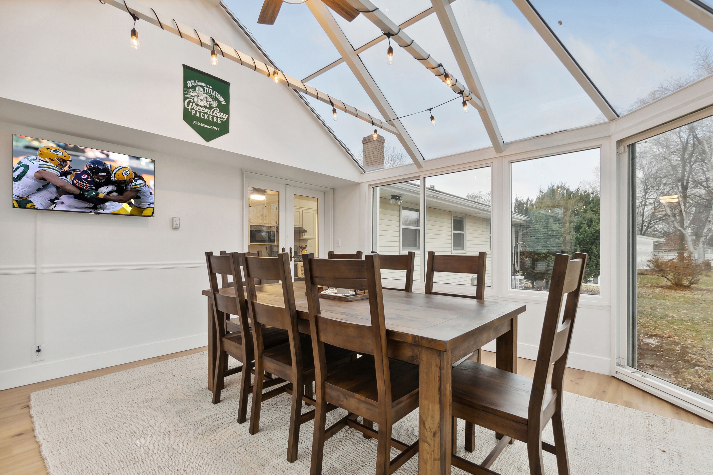 Packer Pilgrimage! 4BR 2BA-Lambeau views from driveway Pet Friendly