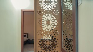 Un pasillo con un separador de madera decorativo que presenta intrincados diseños de corte.
