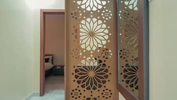 1 quarto, cofres nos quartos, escrivaninha