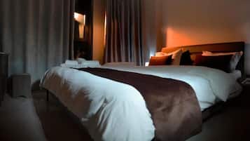 Phòng Suite dành cho gia đình, 1 giường cỡ queen | 1 phòng ngủ, két bảo mật tại phòng, bàn