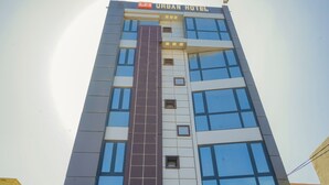 Un edificio de hotel alto con un letrero que dice