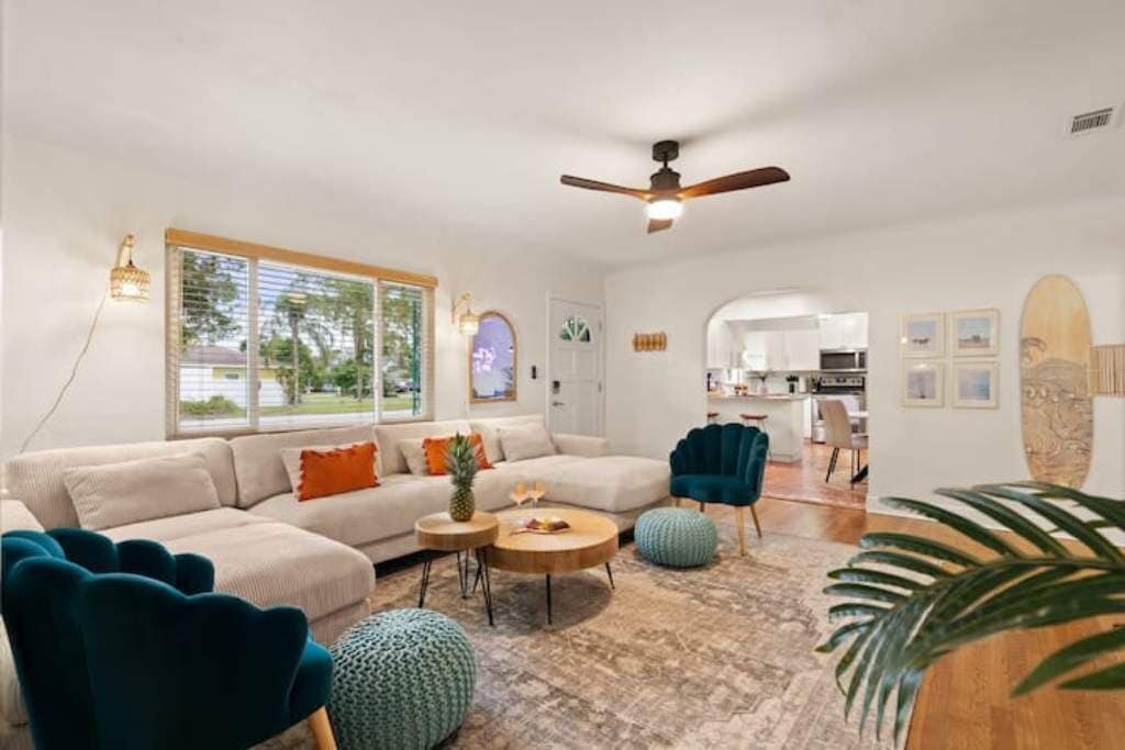 Smart TV, futbolito, libros, monitor de computadora