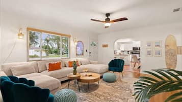 Smart TV, futbolito, libros, monitor de computadora