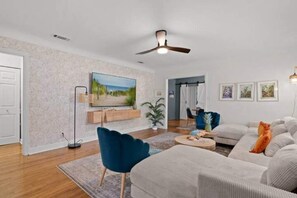 Smart TV, foosball, books, computer monitors - Kokomo - near AMI beaches, private heated pool, spa, 2 kings, 5 Bdrm, Game Room (Bradenton)