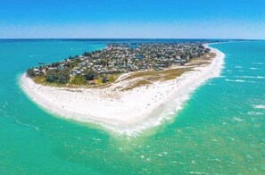 Ubicación cercana a la playa, tumbonas y toallas de playa