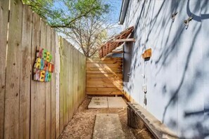 Property grounds - Cute St. Elmo Home-Modern Oasis (Austin)