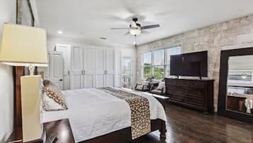 3 bedrooms, desk, iron/ironing board, travel crib