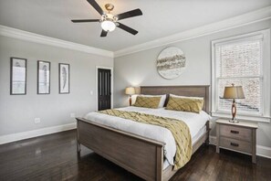 3 sovrum, skrivbord, strykjärn/strykbräda och resesäng