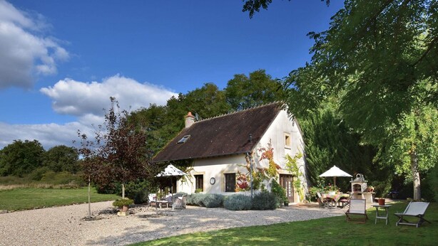 A rustic house with a gravel driveway, outdoor seating area, and a garden. - Holiday Home in Le Châtelet with Pool (Le Châtelet)