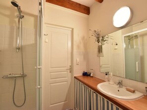 Shower, hair dryer - Holiday Home in Le Châtelet with Pool (Le Châtelet)