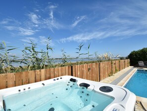 Outdoor spa tub - Villa in Le Grau du Roi near Flamingo Lagoon (Le Grau-du-Roi)