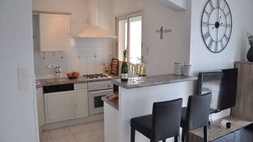 Een koelkast, een microgolfoven, een oven, een kookplaat