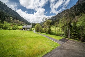 Property grounds - Apartment 'Les Avenières' with Balcony (Châtel)