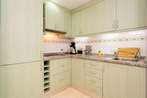 Køleskab, mikrobølgeovn, ovn, kogeplade