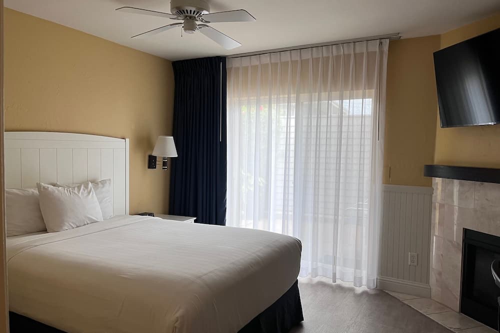 PET FRIENDLY Queen Room at Ocean-Side Property!