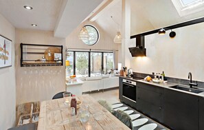 Réfrigérateur, un four, surface de cuisson, lave-vaisselle