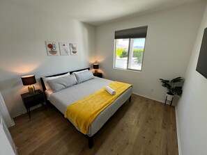 6 bedrooms, desk, iron/ironing board, travel cot