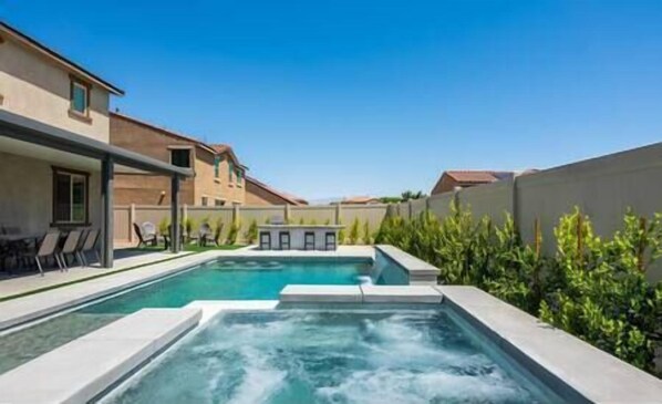 Piscina a l'aire lliure i piscina climatitzada 