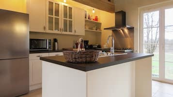 Een koelkast, een magnetron, een oven, een kookplaat