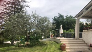 A garden with a paved pathway leading to a covered outdoor area with steps. - Holiday Home Provence with Pool (Céreste)