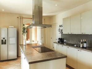 Fridge, microwave, oven, stovetop - Elegant Villa with Pool, Cabris (Cabris)