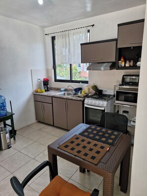 Refrigerador, microondas, horno y parrilla de estufa 