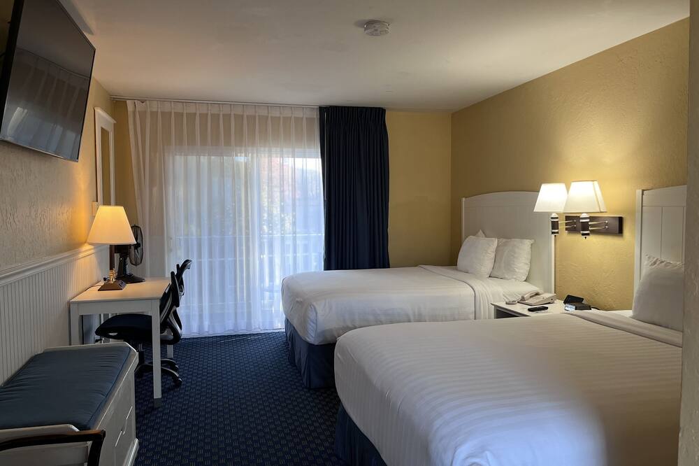 Cozy Double Queen Room at Ocean-Side Property!