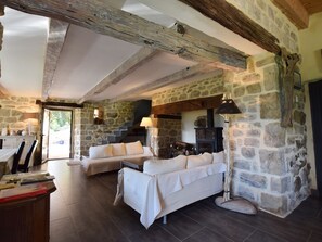 TV, DVD player - Stunning, detached holiday home with heatable pool (Burzet)