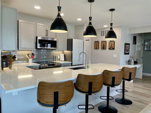 Cozy retreat close to Old Town Arvada and Ralston Creek. Pet friendly.