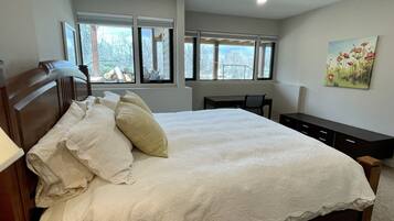 2 bedrooms, desk, travel crib, free WiFi