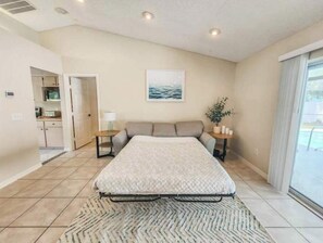 3 Schlafzimmer, Schreibtisch, Bügeleisen/Bügelbrett, Reisekinderbett