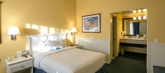 Cozy Standard Queen Room Near Beach and Across Lake!