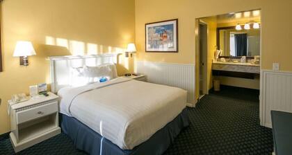 Cozy Standard Queen Room Near Beach and Across Lake!