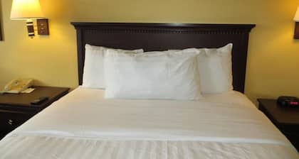 Cozy Standard Queen Room Near Beach and Across Lake!