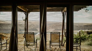 A patio with four chairs and a table, overlooking a mountainous landscape. - Sagecliffe Resort & Spa (Quincy)