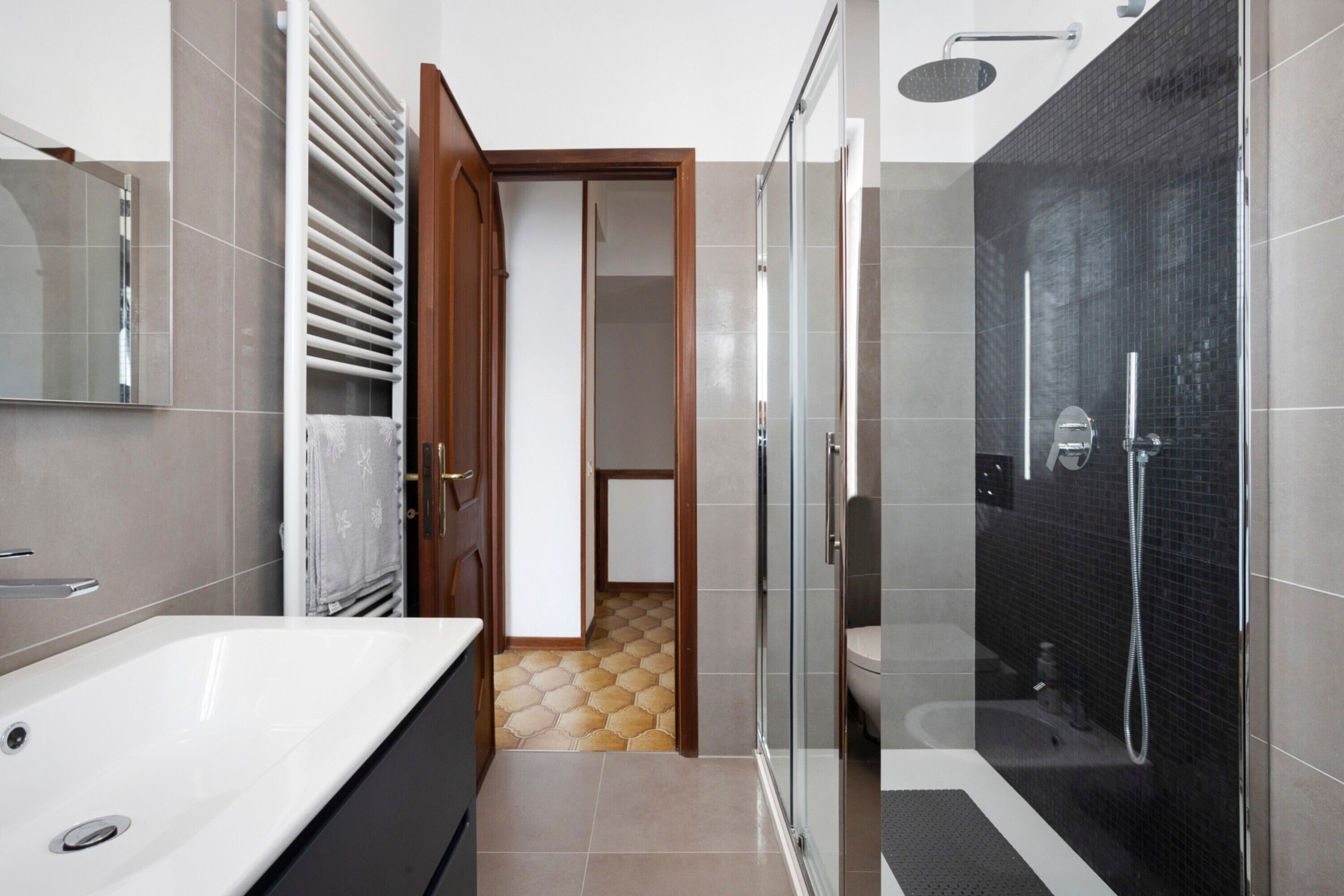 Une salle de bain moderne équipée d’une baignoire, d’une douche et d’une douche à l’italienne avec parois en verre.
