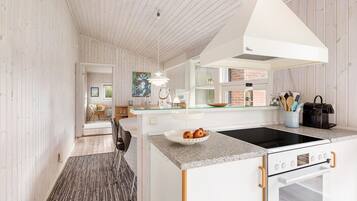 Køleskab, kogeplade, opvaskemaskine, kaffe-/temaskine