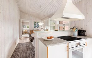 Kylskåp, spishäll, diskmaskin och kaffe- och tebryggare