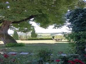 Outdoor dining - Holiday Home in Lusignac with Private Pool (Lusignac)