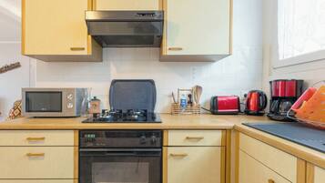 Een koelkast, een microgolfoven, een oven, een kookplaat