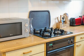 Køleskab, mikrobølgeovn, ovn, kogeplade