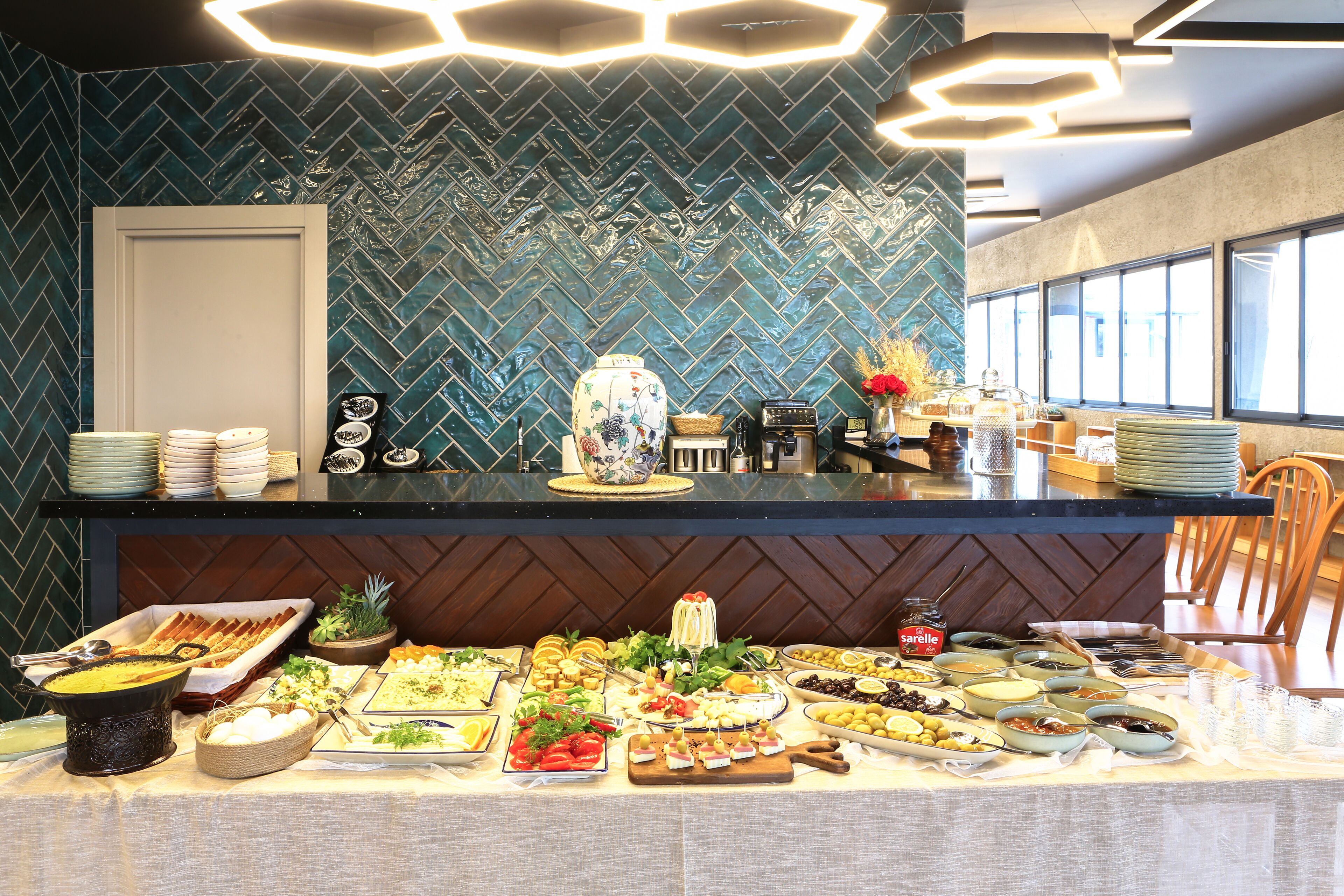 Un buffet proposant une variété de plats et agrémenté d’un mur décoratif.