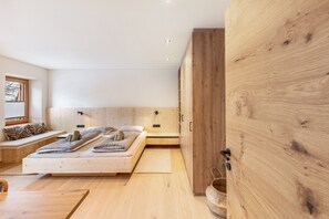 2 bedrooms, desk, free WiFi, bed sheets