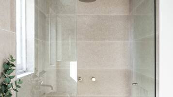 Douche, sĂšche-cheveux, serviettes fournies, savon