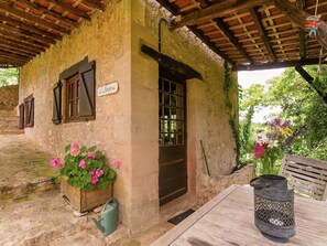 Outdoor dining - Cottage in Vézère Valley near Lascaux Caves (Les Eyzies-De-Tayac-Sireuil)