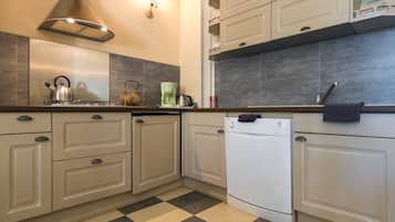 Frigorifero, forno, lavastoviglie, seggiolone