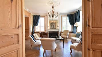 Televisie, een open haard, een dvd-speler en tafelvoetbal