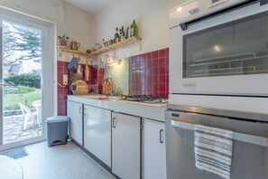 Jääkaappi, mikroaaltouuni, uuni, liesi