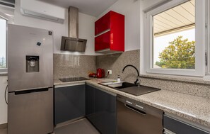 Een koelkast, een oven, een kookplaat, een vaatwasser