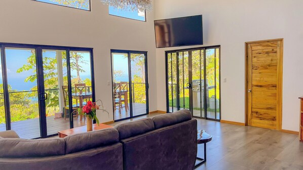 Smart TV - 3bdr Villa in Uvita TOUCAN | Jungle Ocean View | Luxury (Bahía Ballena)